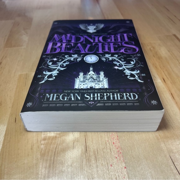 📚BUY 2 GET 1 FREE Midnight Beauties by Megan Shephard - Picture 4 of 4